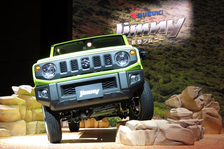 2018年7月5日に行われた発表会において、演壇の脇に展示された4代目「スズキ・ジムニー」。