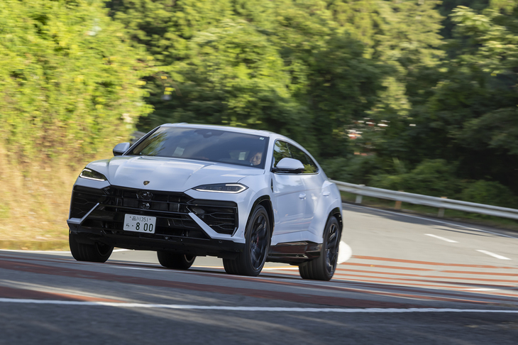 【ランボルギーニ・ウルスSEのスペック】
	ボディーサイズ：全長×全幅×全高＝5123×2022×1638mm／ホイールベース：3003mm／車重：2610kg／駆動方式：4WD／エンジン：4リッターV8 DOHC 32バルブ ツインターボ／モーター：交流同期電動機／トランスミッション：8段AT／エンジン最高出力：620PS（456kW）/6000rpm／エンジン最大トルク：800N・m（81.6kgf・m）/2250-4500rpm／モーター最高出力：192PS（141kW）／483N・m（49.3kgf・m）／システム最高出力：800PS（588kW）／システム最大トルク：950N・m（96.9kgf・m）／タイヤ：（前）285/40ZR22 110Y XL／（後）325/35ZR22 114Y XL（ピレリPゼロELECT）／ハイブリッド燃料消費率：5.71リッター/100km（約17.5km/リッター、WLTPモード）／価格：3465万円
	
	【取材時の燃費データ】
	テスト距離：267.6km（市街地1：高速道路7：山岳路2）／使用燃料：45.3リッター（レギュラーガソリン）／参考燃費：5.9km/リッター（満タン法）／6.0km/リッター（車載燃費計計測値）