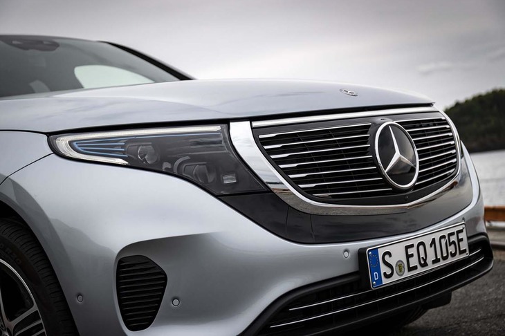 ヘッドランプとグリルが一体になった、特徴的なフロントマスク。ランプにはブルーのアクセントが添えられている。