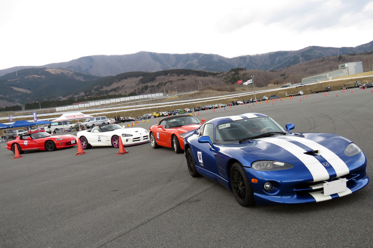 出走へ向け列をなす「バイパー」軍団の図。参加車両が増えるのは単純にうれしい。この調子で、アメ車でスポーツ走行を楽しむ人がどんどん増えればいいのにと思う。