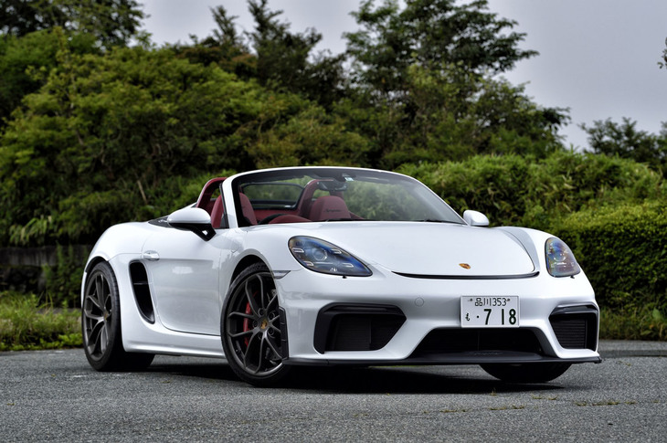 2019年7月19日に「ポルシェ718ケイマンGT4」とともに日本導入が発表された「718スパイダー」（写真）。前者は1259万9074円、後者は1237万5000円という価格設定である。
