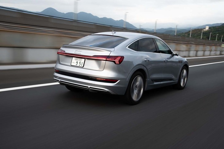 駆動用バッテリーの容量は95kWh。ホイールベース間の床下に収められている。