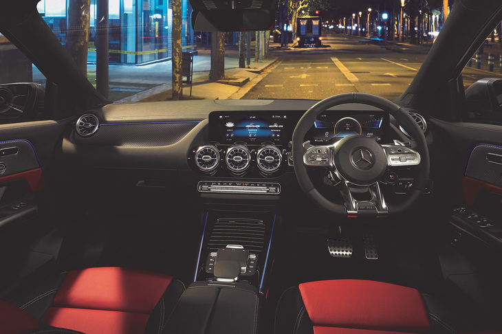 「AMG GLA45 S 4MATIC＋」のインテリア。AMGの「45 S」モデル全車に「Burmesterサラウンドサウンドシステム」が標準装備された。