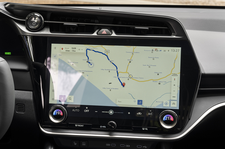 ダッシュボード中央には14インチの大型タッチスクリーンを搭載。わずかながらドライバー側に傾けられている。