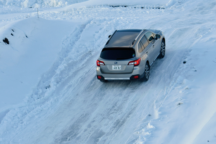 1輪が浮くような凸凹路に比べて遭遇する機会が多いであろう、傾斜した凍結路。これもまた、電子制御デバイス「X-MODE」が効果を発揮するシチュエーションだ。