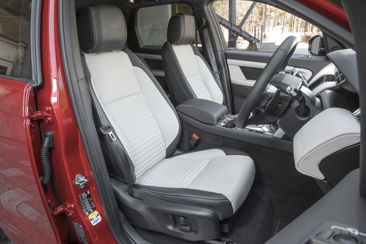 試乗車ではオプションの14ウェイ電動ウインザーレザー仕上げのフロントシートが選択されていた。写真の内装色はライトオイスターとエボニーのコンビネーションとなる。