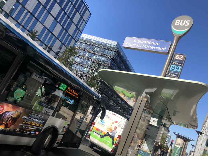 パリでもバスの到着待ち時間が表示されるようになったが、国立ミッテラン図書館付近のバス停は、とりわけモダンである。なぜ日本にもあれだけデザイナーがいながら、こうした意匠が作れないのだろうか。