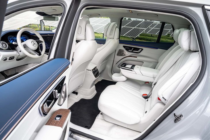 2列目シートは3人掛けのベンチタイプ。キャプテンシートなどのよりラグジュアリーな仕様は「メルセデス・マイバッハ」が担うことになるだろう。