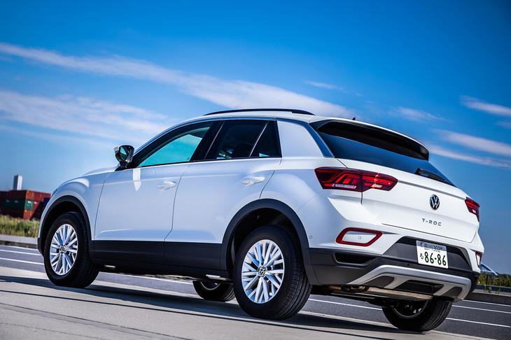 「TSIアクティブ」の外装色は、試乗車がまとっていた「ピュアホワイト」のほかに、「ディープブラックパールエフェクト」と有償色「キングズレッド」の計3色がラインナップ。他グレードではルーフ色が異なるツートンカラーも選択できるが、TSIアクティブでは単色のみの設定となる。