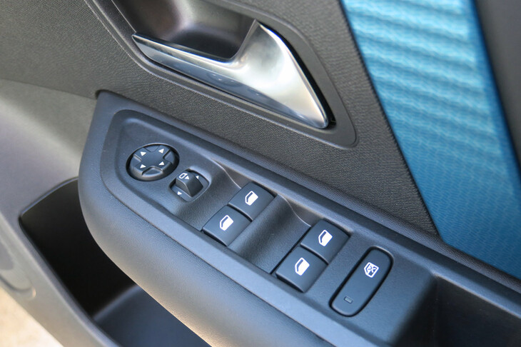 シトロエンE-C4エレクトリック（フロントドアコンソール）