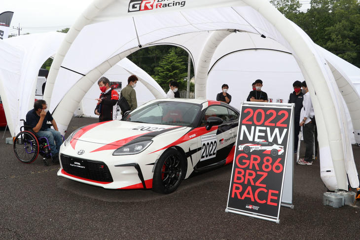 「トヨタ86／GR 86」と「スバルBRZ」のワンメイクレース「86／BRZレース」用のコンセプトモデル。レーシングカラーに仕立てられたGR 86のレースカーに、どのような変更点があるのか。細部をチェックするファンの姿も見られた。