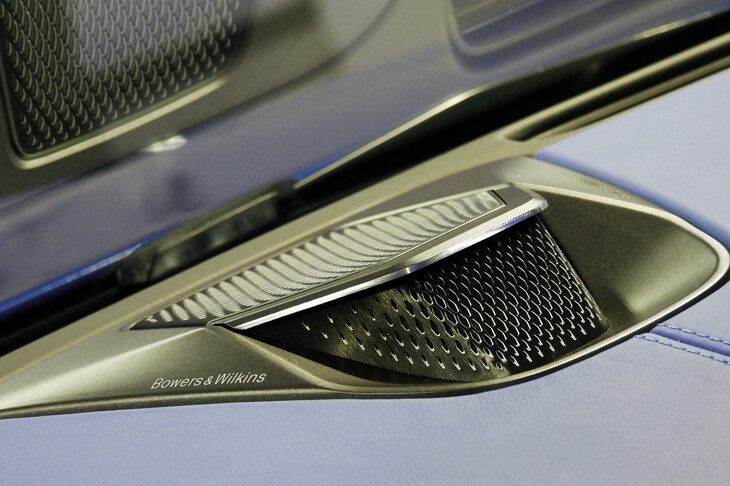 Bowers＆Wilkinsサラウンドサウンドシステムのスピーカー