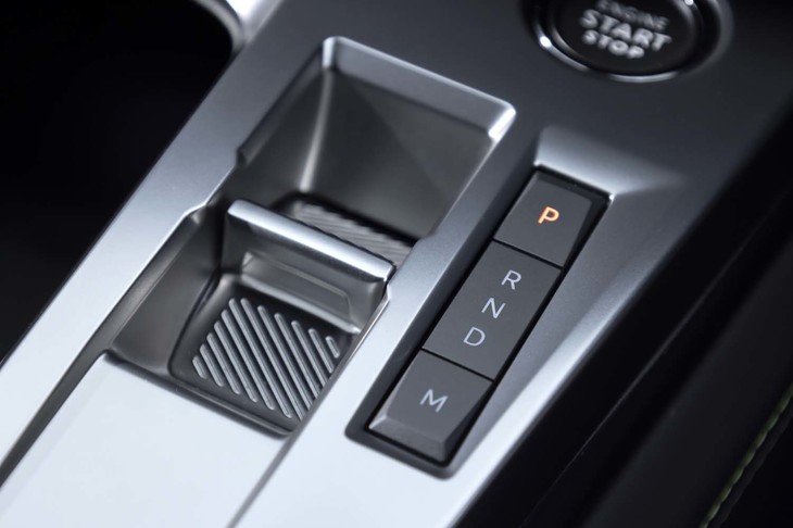 プジョーだけでなくシトロエンやDSブランドでも広く使われる小さなレバー式のシフトセレクター。トランスミッションはアイシン製の8段AT。