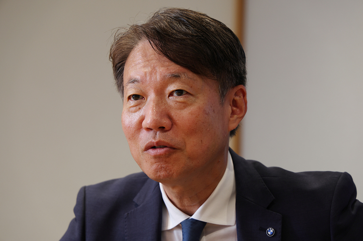 ＜上野金太郎さんプロフィール＞
	1964年東京生まれ。1987年にメルセデス・ベンツ日本株式会社に入社。2007年に代表取締役副社長（メルセデス・カーグループ営業／マーケティング部門担当）に就任し、以後は2013年に代表取締役社長兼最高経営役員を、2024年にメルセデス・ベンツ日本合同会社会長を歴任。2025年の株式会社ティーアイ・ホールディングス代表取締役社長就任を経て、2026年4月1日付けで現職に。