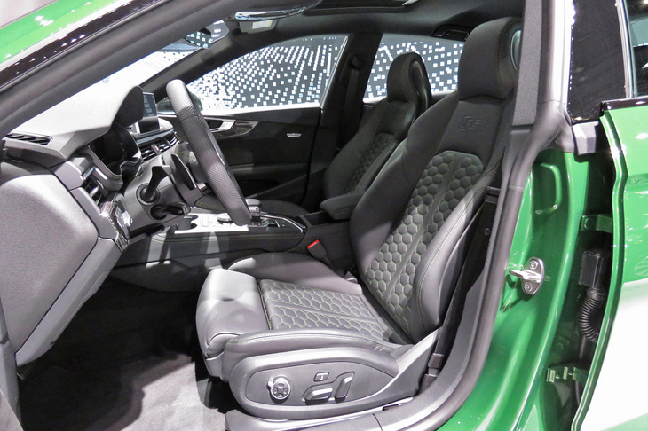 アウディRS 5スポーツバック（フロントシート）