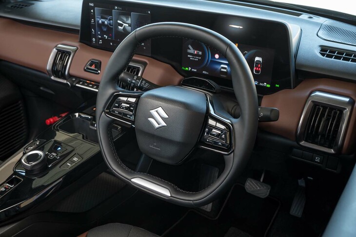 回生ブレーキの強さは「なし／ロー／ミディアム／ハイ」の4段階で調整可能だが、“シフトダウン”的な用法は想定しておらず、ステアリングパドル等は装備されない。ハイの状態でもクリープ程度までしか減速されず、完全停車にはブレーキペダルを踏む必要がある。