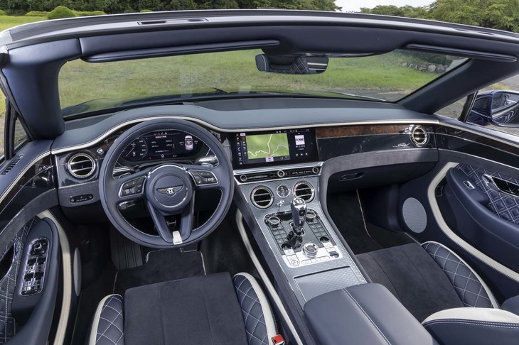 試乗車のインテリアカラーは「インペリアルブルー」。センターコンソールのアルミ部分にはエンジンターンドと呼ばれる青海波のような装飾が施される。