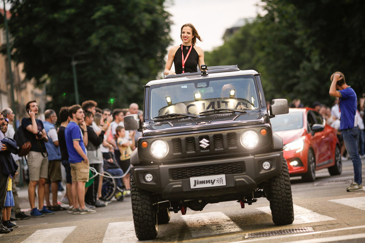 「パルコ・ヴァレンティーノ・モーターショー」で。「スズキ・ジムニー」のワンオフモデル「頑」に乗るのは、イタリアを代表するフィギュアスケート選手のカロリーナ・コストナー。スズキは彼女のスポンサーを務めている。