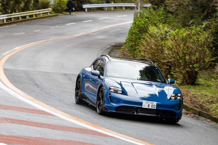 【ポルシェ・タイカン ターボ クロスツーリスモのスペック】
	ボディーサイズ：4974×1967×1412mm／ホイールベース：2904mm／車重：2320kg（DIN）／駆動方式：4WD／フロントモーター：永久磁石同期式電動モーター／リアモーター：永久磁石同期式電動モーター／フロントモーター最高出力：--PS（--kW）／フロントモーター最大トルク：--N・m（--kgf・m）／リアモーター最高出力：--PS（--kW）／リアモーター最大トルク：--N・m（--kgf・m）／システム最高出力：625PS（460kW）※オーバーブースト時は680PS／システム最大トルク（オーバーブースト時）：800N・m（81.6kgf・m）／タイヤ：（前）265/35ZR21 101Y／（後）305/30ZR21 104Y（ピレリPゼロ ELECT）／一充電最大走行可能距離：423-485km（WLTPモード）／電力量消費率：26.5kWh/100km（約3.8km/kWh、NEDCモード複合サイクル）／価格：2207万円
	
	【取材時の電費データ】
	テスト距離：129.0km（市街地1：高速道路7：山岳路2）／消費電力量：--kWh／参考電力消費率：4.3km/kWh（車載電費計計測値）