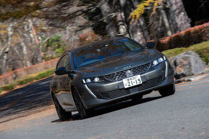 「508SW」の乗り味は、往年のフランス車のテイストを、現代に求められる走行安定性を確保しつつ再現したものに感じられた。