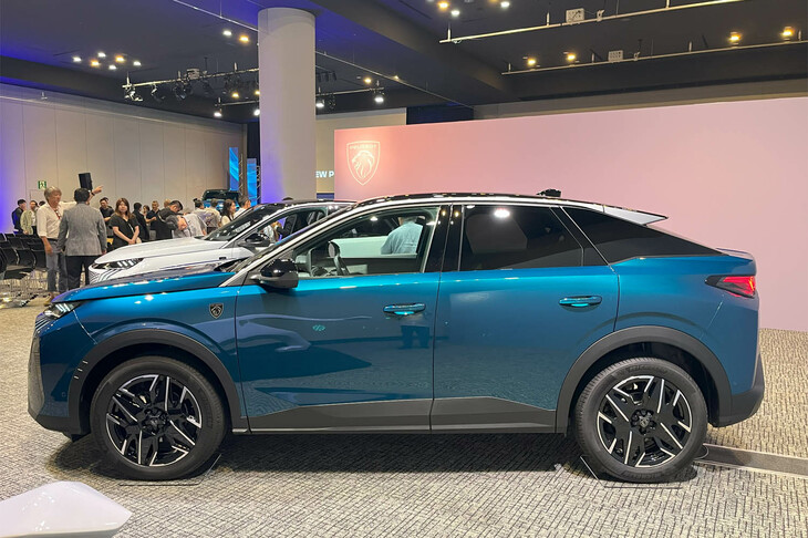 プジョー3008（サイドビュー）