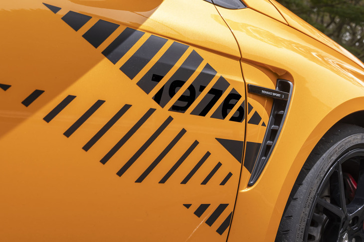 ボンネットやルーフなどにあしらわれたロサンジュ（ひし形）のデカールが「メガーヌR.S.ウルティム」の特徴。ボディーサイドのこの部分には、光の加減によって「1976」の文字が姿を現す。