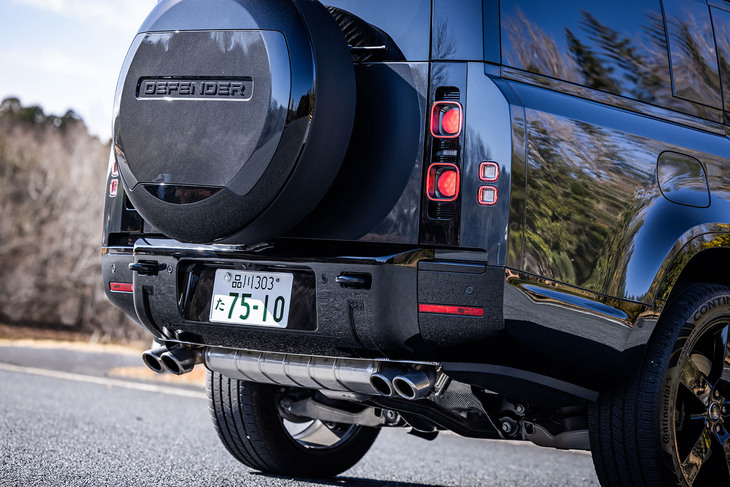 1990年代にルーツを見つけることができる「AJ型」の改良・進化版5リッターV8スーパーチャージドエンジンは、メカニカルな回転フィールとソリッドな排気音が特徴。トルクが太く、低回転域から2.5t超の重量級のボディーを無理なく加速させる。