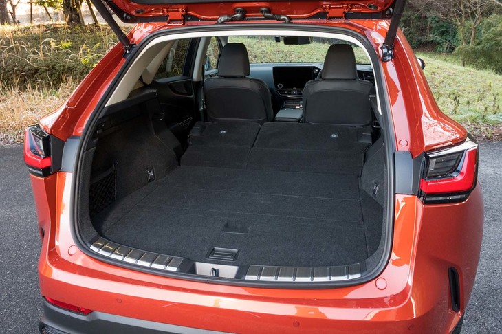 後席の背もたれをすべて倒したときの荷室容量は1411リッター。右側の壁に荷室側から背もたれを操作するスイッチが付いている。