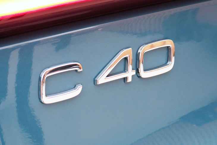 ボルボC40リチャージ（「C40」バッジ）