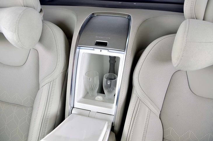 後席左右席のあいだにはクーリングボックスが備わる。720mlサイズのボトル2本と、専用のクリスタルグラス2脚が収納（保冷）できる。