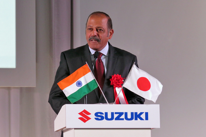 インド国内の工場で生産され、世界の各市場に出荷される「バレーノ」。日本で販売される車両もインドからの輸入となる。同車の発表会には駐日インド大使のスジャン・R・チノイ氏（写真）も出席し、あいさつを述べた。