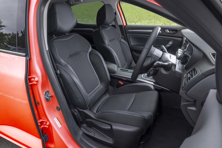 フロントシートにはヒーターを標準装備。座面と背もたれは厚みがたっぷりで、ルノーのこだわりが感じられるポイントだ。