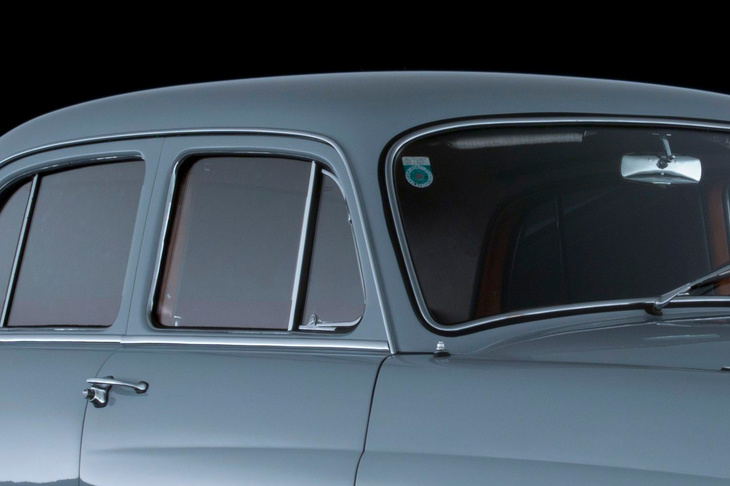 ウィンドウの曇りを抑えるために取り入れられた三角窓。開ける角度によって簡単に外気の導入量を調節できることから重宝されたが、カーエアコンの普及に伴い廃れていった。