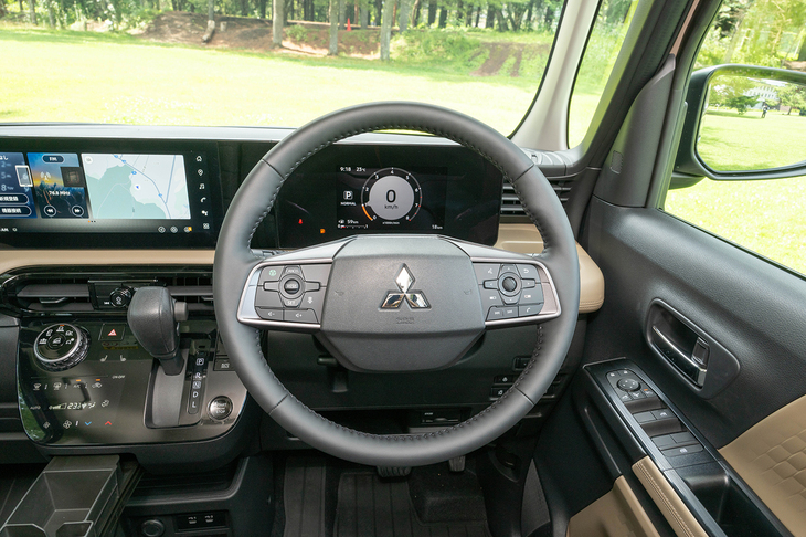 ステアリングホイールは2本スポークタイプ。ステアリングヒーターを採用している（シートヒーターも）。