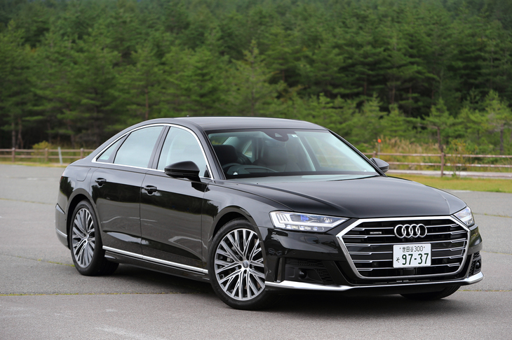 新型「A8」には、リチウムイオンバッテリーによる48V電源システムと電動ベルト駆動式オルタネータースターターからなるマイルドハイブリッドシステムが搭載される。