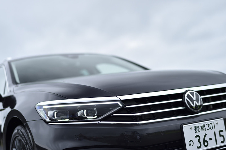 「パサート」シリーズ全モデルに、対向車や前走車を検知して配光を最適化するマトリクスLEDヘッドライト「IQ.LIGHT（アイキューライト）」が標準装備となっている。