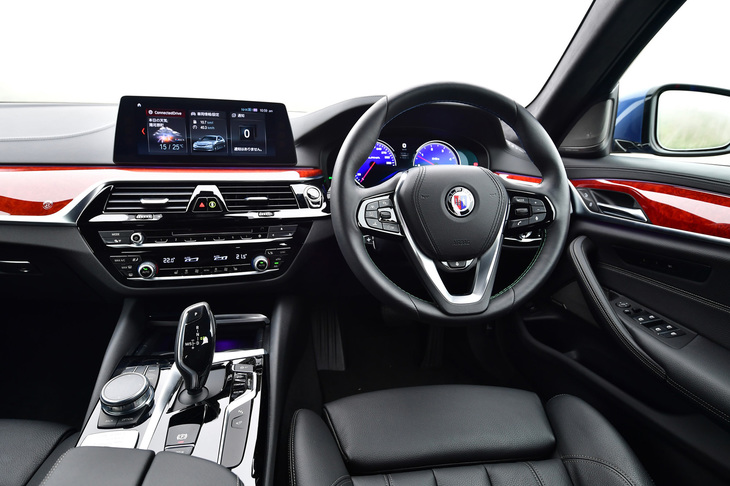 「ミルテ」と呼ばれるウッドトリムが印象的なインテリア。ラヴァリナレザーを巻いたステアリングには、ブルーとグリーンのステッチが施される。試乗車のインテリアカラーは「ダコタ・ブラック」。