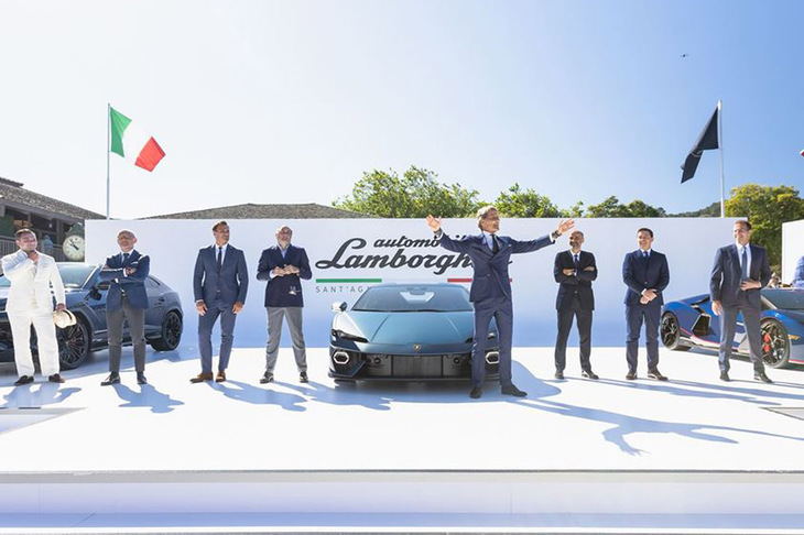 米国カリフォルニア州におけるモントレーカーウイークで、新型スーパースポーツ「ランボルギーニ・テメラリオ」（写真中央）を披露するステファン・ヴィンケルマン会長兼CEO（テメラリオの手前）。近年PHEVの投入を続ける同社だが、「この先もV12エンジンを諦めることはない」と語る。