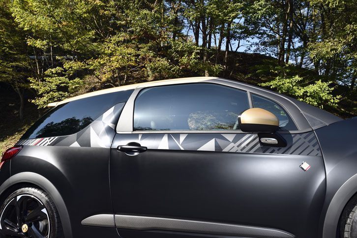 「DS 3パフォーマンス」の中でも「ブラックスペシャル」だけに、ボディー側面に専用ステッカーが貼られる。