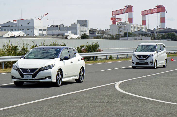 「プロパイロット」を起動して「リーフ」（写真右）を追従走行する「デイズ ハイウェイスターXプロパイロットエディション」。