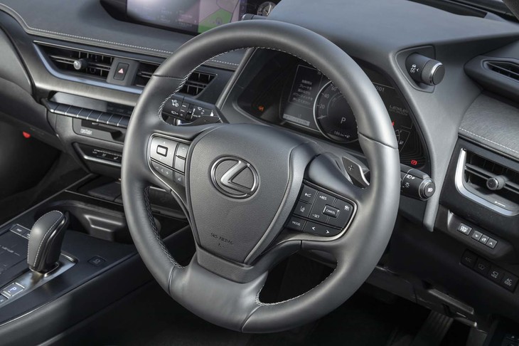 ステアリングヒーターは全車標準装備。シフトパドルによって回生ブレーキの強さを上下2段階で調整できる。