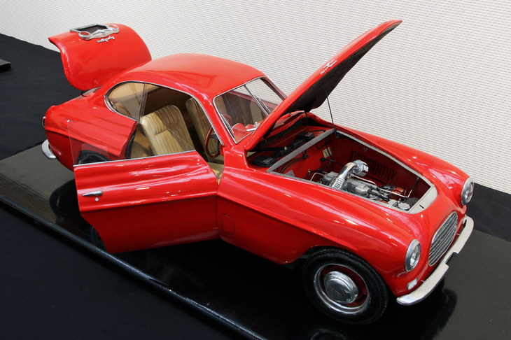 1949年「166インター」。カロッツェリア・トゥーリング製ボディーに2リッターV12 SOHCエンジンを積んだロードカー。