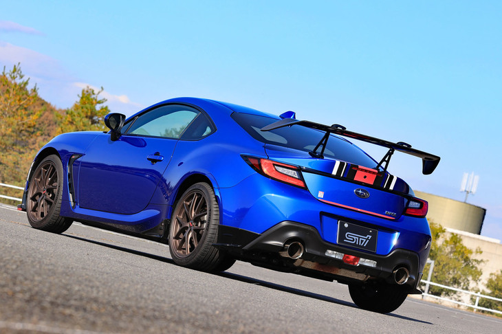 試乗車の「スバルBRZ」には「フレキシブルドロースティフナー」のほかにも、空力パーツやアルミホイールなど、STIの用品がフル装備されていた。