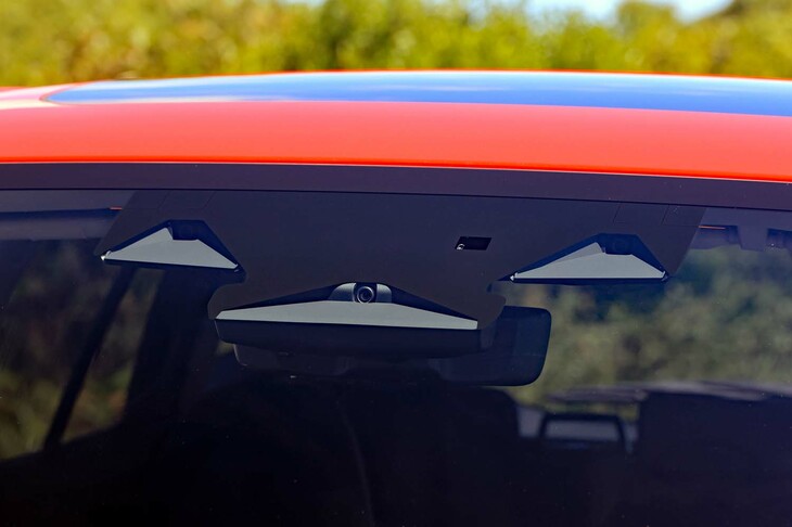 先進運転支援システム「アイサイト」は、「クロストレック」から導入が進んでいる最新世代のもの。既存のステレオカメラに広角単眼カメラを追加し、交差点などでの衝突回避性能の向上を図っている。