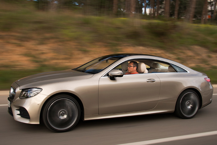 “一筆書き”のデザインが特徴的な新型「Eクラス クーペ」のウィンドウエリア。Bピラーはなく、リアクオーターウィンドウも開閉する仕組みとなっている。