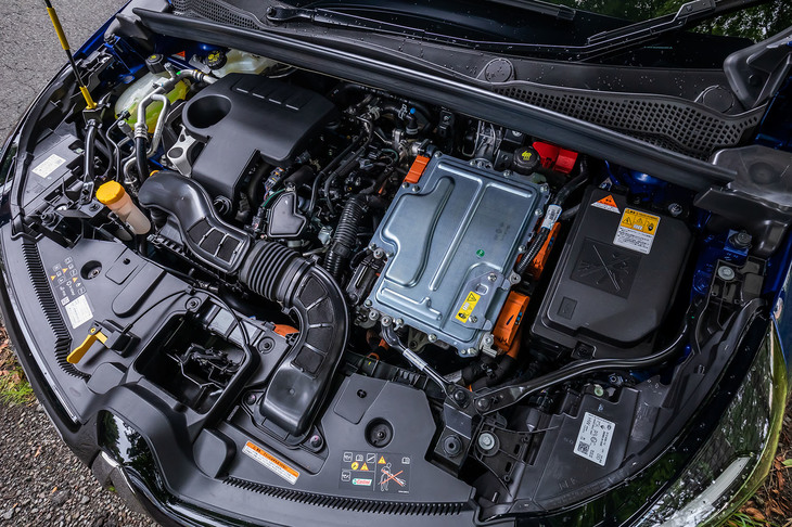 「E-TECHハイブリッド」は最高出力94PS、最大トルク148N・mの1.6リッター直4自然吸気ガソリンエンジンに、同49PS、同205N・mのモーターと、同20PS、同50N・mのハイボルテージスターター＆ジェネレーターが組み合わされる。
