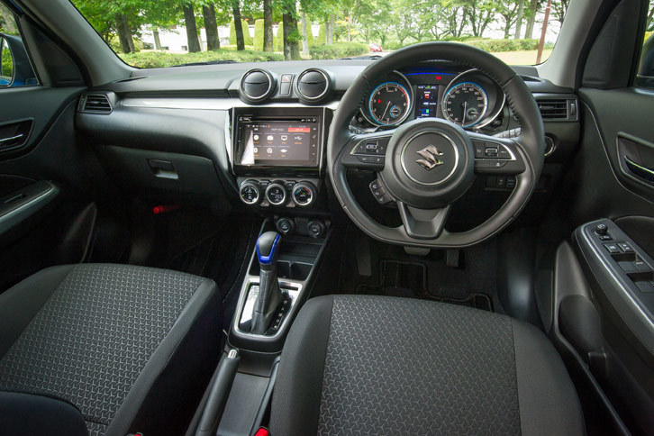 「ハイブリッドSL」のインストゥルメントパネルまわり。インテリアに関しては、フルハイブリッド車と他のグレードとの間で大きな違いはなく、ハイブリッド車専用メーターやシフトノブの青いオーナメントの有無などで見分けがつく程度である。