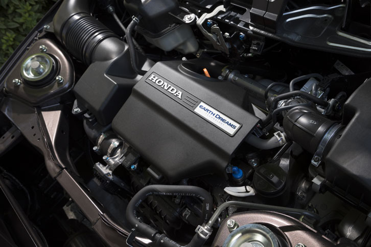 リアフードの下に収められる0.66リッター直3ターボエンジンは、64psと104Nmを発生する。