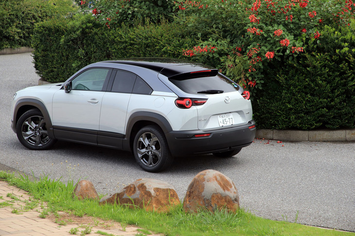 市街地走行ではやや硬い乗り心地が気になる「マツダMX-30」だが、ワインディングロードでの爽快な走りを味わうと、それも許せるようになる。