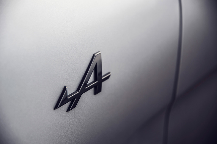 メッキからブラックに変更されたエンブレムも、外装における「A110S」の特徴だ。